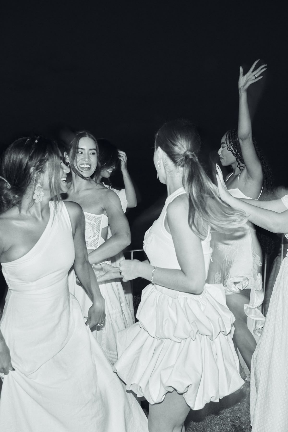 Invités élégants dansant en blanc