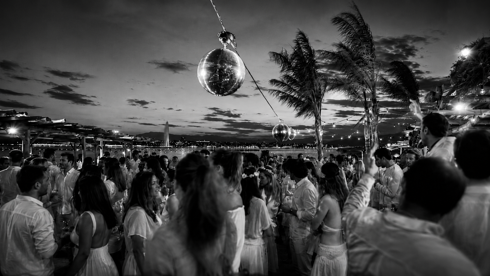 Foule en blanc face au lac
