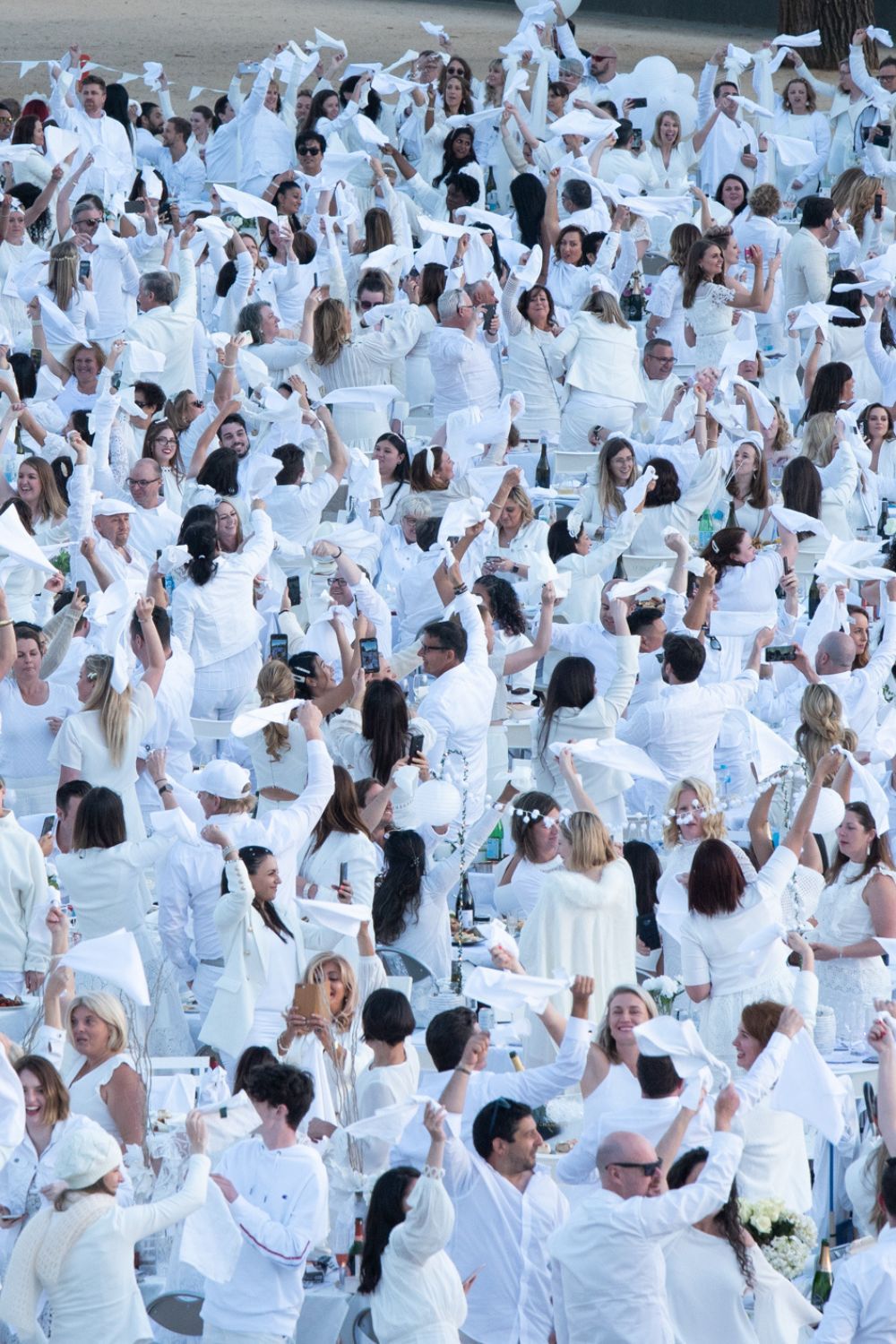 Foule en blanc
